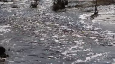 Mart ayında Nehri üzerinde erime bahar kar