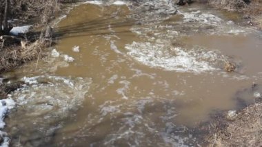 Mart ayında Nehri üzerinde erime bahar kar