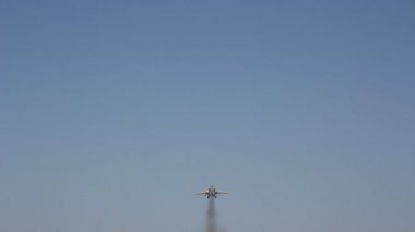 havai yakın askeri Jet uçak uçar.
