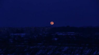 zaman atlamalı kent üzerinde yükselen Moon.