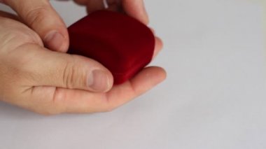 Yüzük koyarak kırmızı mücevher kutusu açıldı