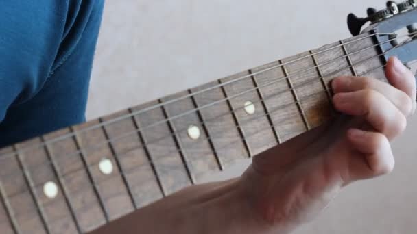 Музыкант играет на классической испанской гитаре . — стоковое видео