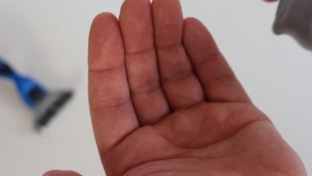 Gel de rasage mousse bleue est pressé dans la paume de vos mains .