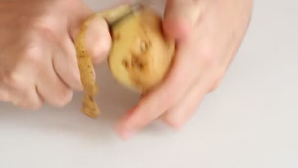 Ξεφλούδισμα μια πατάτα — Αρχείο Βίντεο