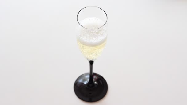 Een glas champagne goud met bubbels. — Stockvideo