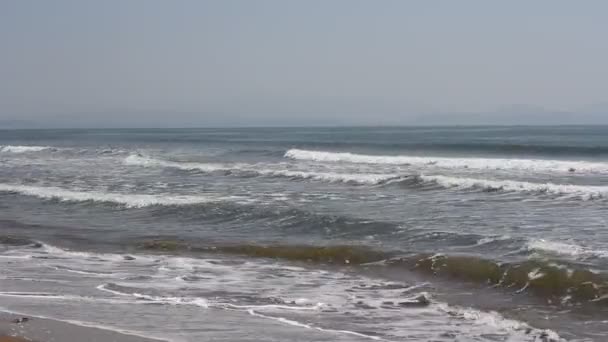 A strandon, a Csendes-óceán hullámai — Stock videók