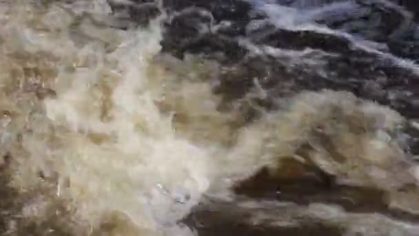 La fonte des neiges printanières sur la rivière, en mars 