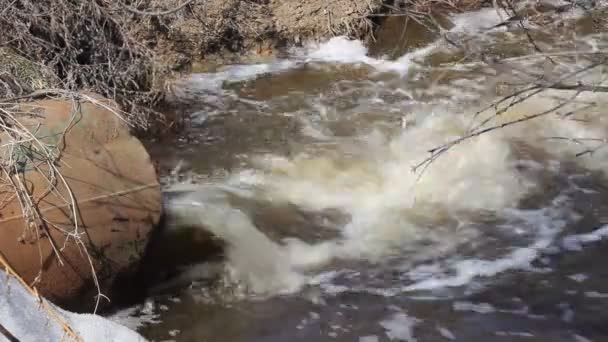 La fonte des neiges printanières sur la rivière, en mars — Video
