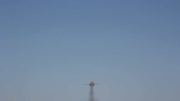 Jet avion militaire vole au-dessus de près .