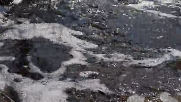 Весенний снег тает на реке, в марте — стоковое видео