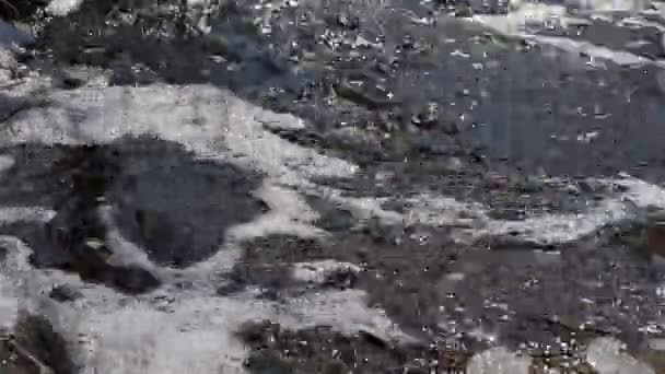 La fonte des neiges printanières sur la rivière, en mars 