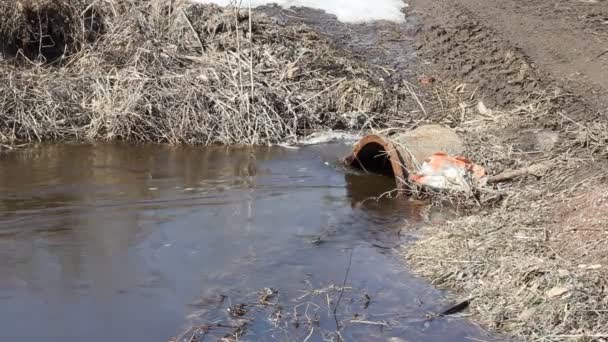 Lente sneeuw smelten op de rivier, in maart — Stockvideo