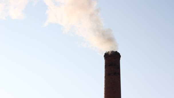 Cheminée d'usine avec fumée sous le ciel bleu - timelapse .