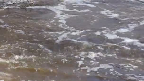 La fonte des neiges printanières sur la rivière, en mars 