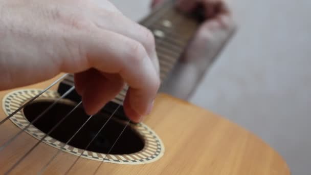 Ο μουσικός που παίζει στην κλασσική ισπανική κιθάρα. — Αρχείο Βίντεο