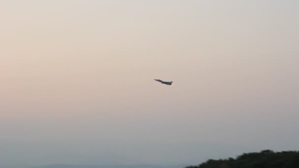 Jet avión militar vuela sobre la cabeza cerca . — Vídeo de stock