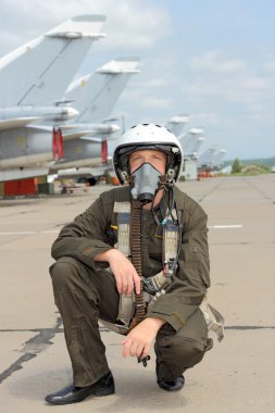askeri pilot uçak yakınındaki bir kask içinde