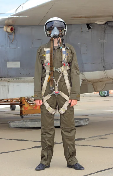 Piloto militar en un casco cerca del avión — Foto de Stock