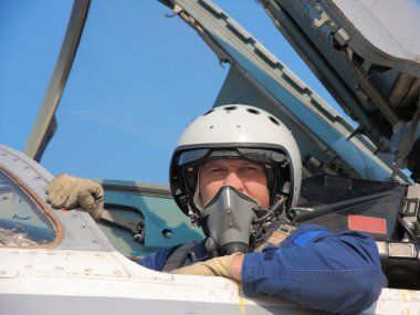 bir uçak bir kask içinde askeri pilot