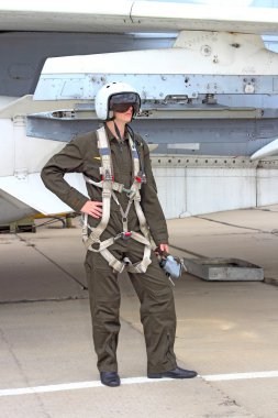 askeri pilot uçak yakınındaki bir kask içinde