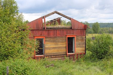 Köydeki eski ahşap ev.