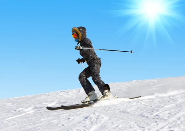 Jovem esquiando — Fotografia de Stock