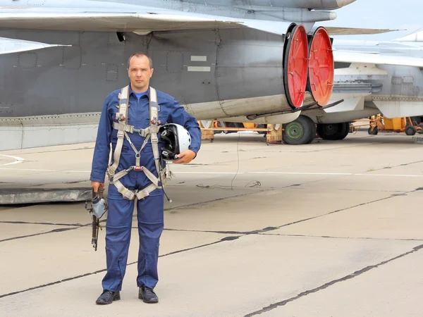 Piloto militar en un casco cerca del avión —  Fotos de Stock