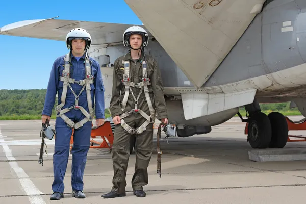 Zwei Militärpiloten mit Helm in der Nähe des Flugzeugs — Stockfoto