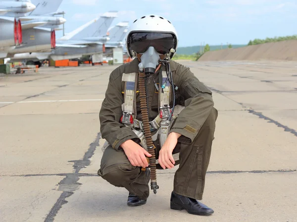 Pilot wojskowy w kasku w pobliżu statku powietrznego — Zdjęcie stockowe