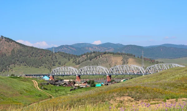 Scenic view at railway bridge and mountain landscape. — Stock Photo, Image