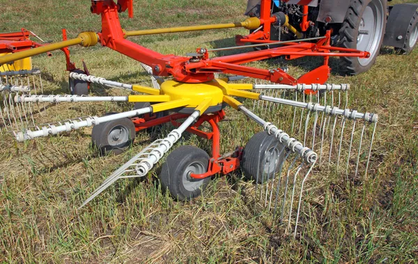 Macchine agricole per la preparazione del fieno — Foto Stock