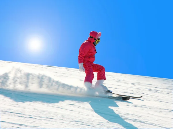 Das junge Mädchen auf Skiern — Stockfoto