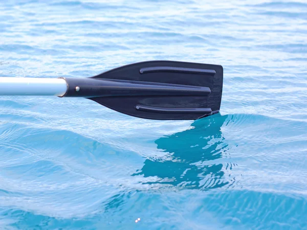 Barco de remo no fundo da água do mar — Fotografia de Stock