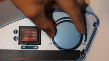 Sıcak su ısıtıcısının su ısısını kontrol eder..