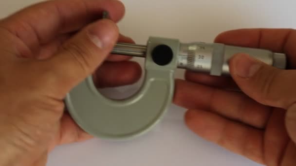 Micrómetro de herramienta, medir el espesor — Vídeo de stock