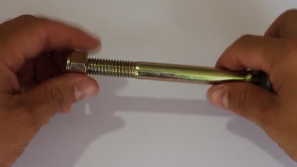 大螺栓和用手拧紧螺母 — 图库视频影像
