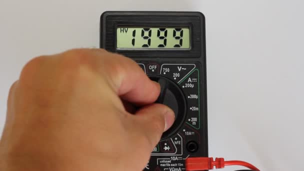 Man measures digital multimeter — Stock Video