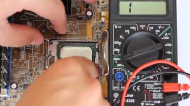 adam önlemler dijital multimetre anakart ve işlemci.