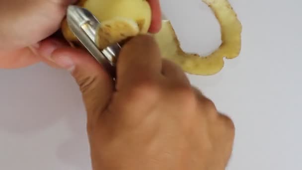 Les mains des hommes coupent la pomme de terre écorce, couteau métallique . — Video