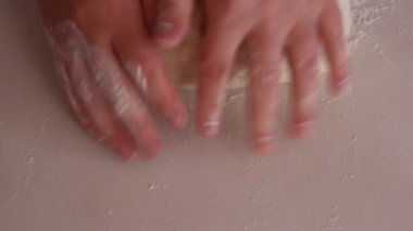 tablo üzerinde hamur yoğurma un tatlı kadın elinde