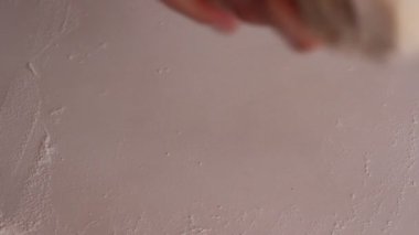 tablo üzerinde hamur yoğurma un tatlı kadın elinde