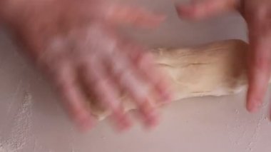 tablo üzerinde hamur yoğurma un tatlı kadın elinde