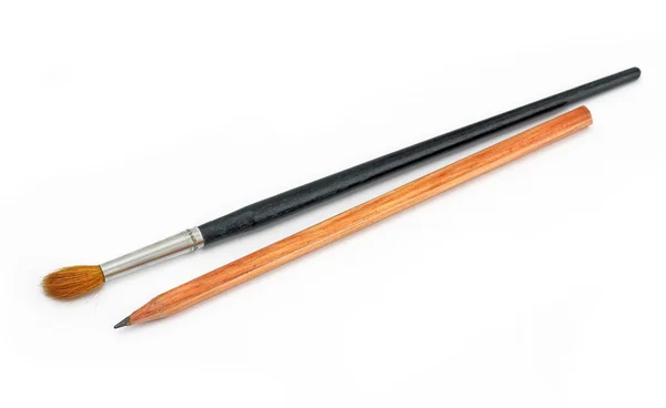 Bleistift und Pinsel auf weißem Hintergrund — Stockfoto