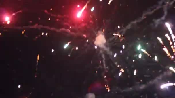 Fuochi d'artificio notturni nel cielo per una vacanza . — Video Stock
