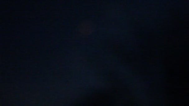 Feux d'artifice nocturnes dans le ciel pour des vacances .