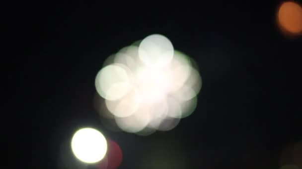 Feux d'artifice nocturnes dans le ciel pour des vacances . — Video