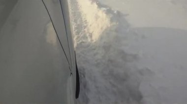 Kış yollarda seyahat araba tekerlekleri.