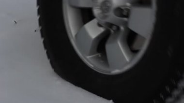 Kış yollarda seyahat araba tekerlekleri.