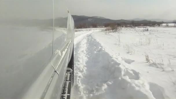 Hjul på en bil på vintervägarna. — Stockvideo