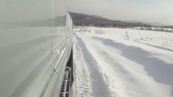 Roues d'une voiture voyageant sur les routes d'hiver . — Video